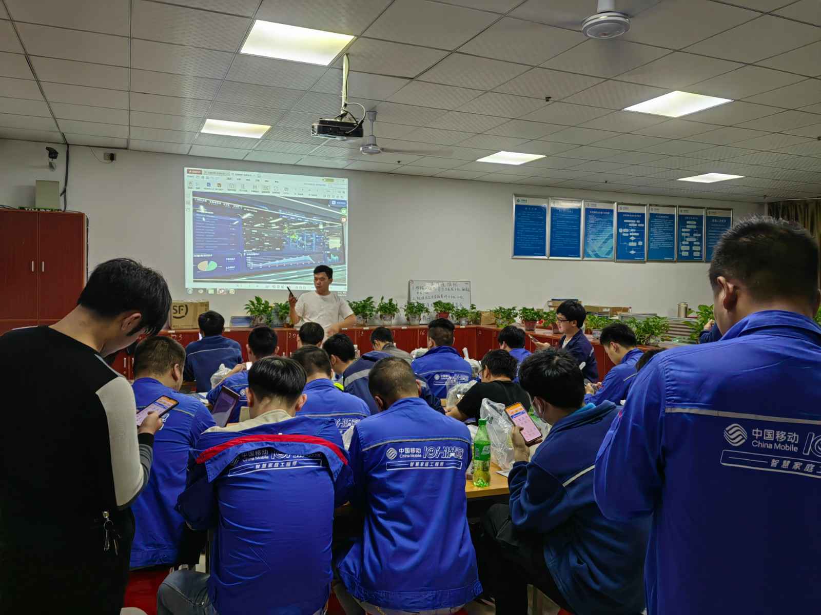 亿德体育官方网站入口-亿德(中国)为中移铁通有限公司安全用电培训